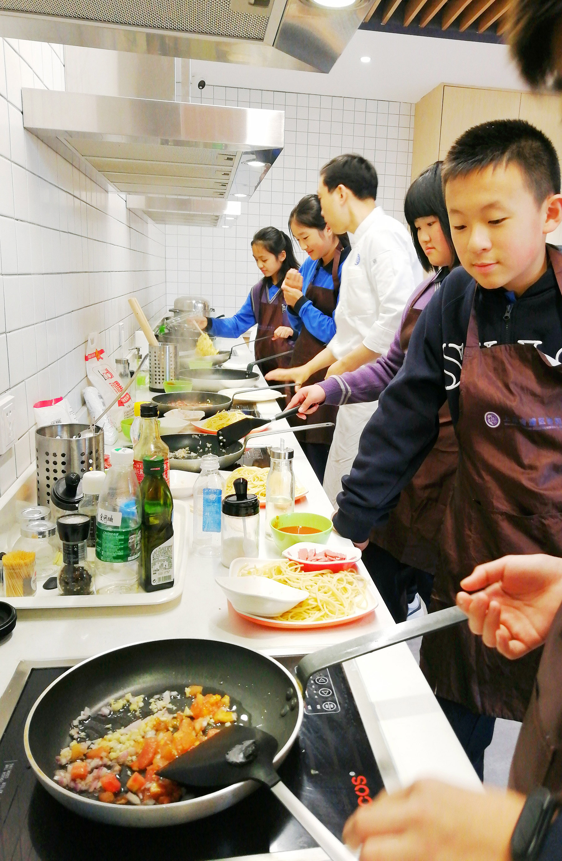 银田小学开展“争做厨房清洁小能手”劳动实践活动